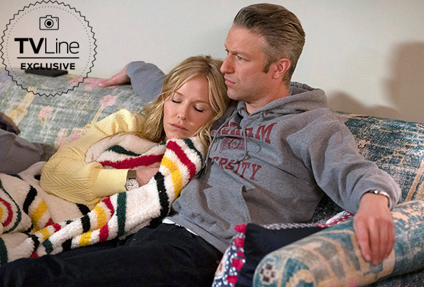 Rollins et Carisi Canoodle de SVU dans des photos confortables de la Saint-Sylvestre