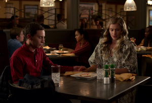 Keir Gilchrist et Jenna Boyd dans la saison 4 atypique