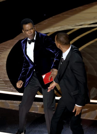 Will Smith semble gifler Chris Rock sur scène lors de la 94e cérémonie annuelle des Oscars au Dolby Theatre