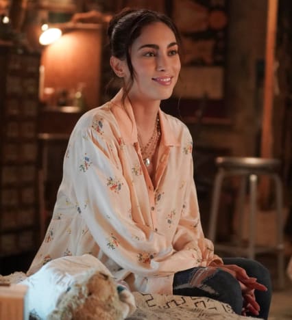 Isabella in the Middle -tall - Good Trouble Saison 4 Episode 5