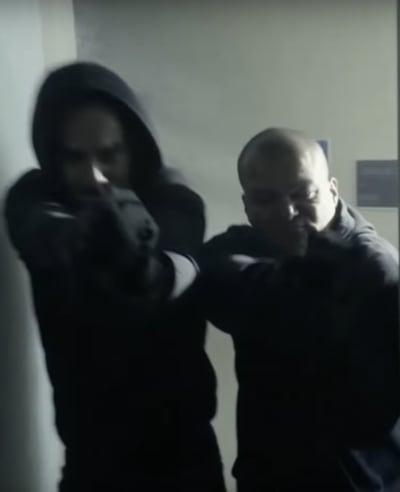 Les mains en l'air!  - Mayans MC Saison 4 Épisode 8