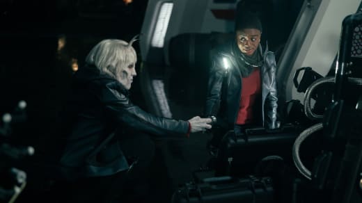 Hemmer et Uhura - Star Trek : Strange New Worlds Saison 1 Episode 9