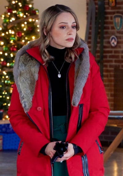 Taylor dans un beau manteau rouge