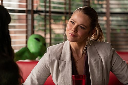 Playing It Cool - Regular - Roswell, Nouveau-Mexique Saison 3 Épisode 7