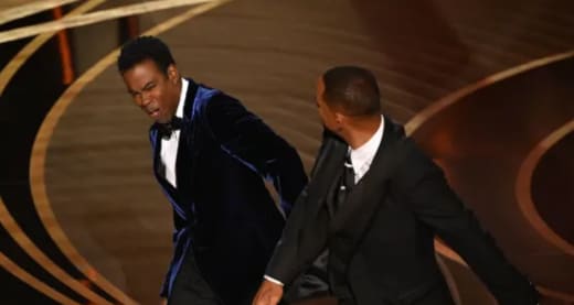 L'acteur américain Will Smith (à droite) gifle l'acteur américain Chris Rock