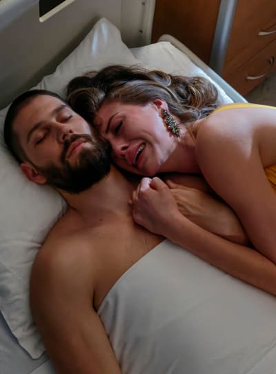 Sangloter sur Max -tall - In The Dark Saison 4 Episode 12