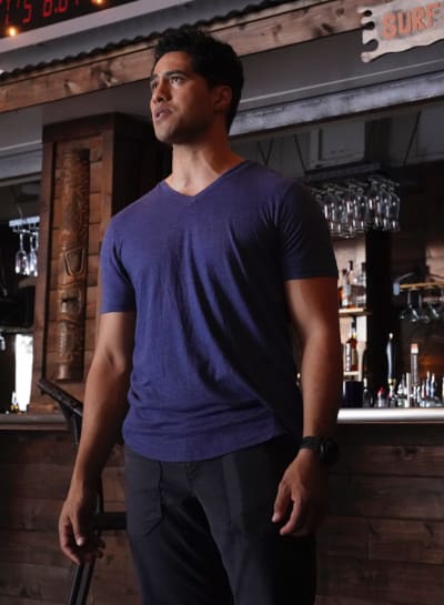 Kai au bar - NCIS: Hawai'i Saison 1 Episode 1