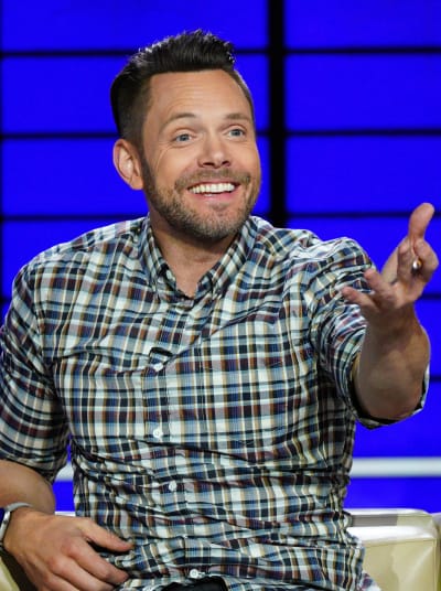Joel McHale se moque de dire la vérité