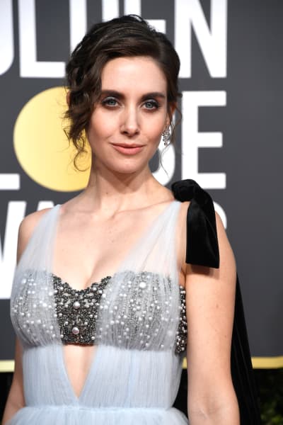 Alison Brie assiste aux Golden Globes