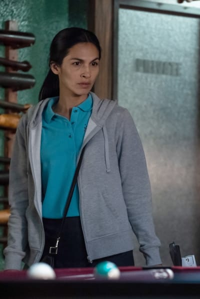 Gathering Info - The Cleaning Lady Saison 2 Episode 5