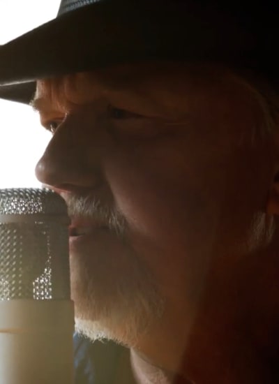 Albie Croons -tall - Monarch Saison 1 Episode 6