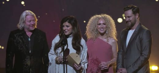 Little Big Town - Monarch Saison 1 Épisode 6
