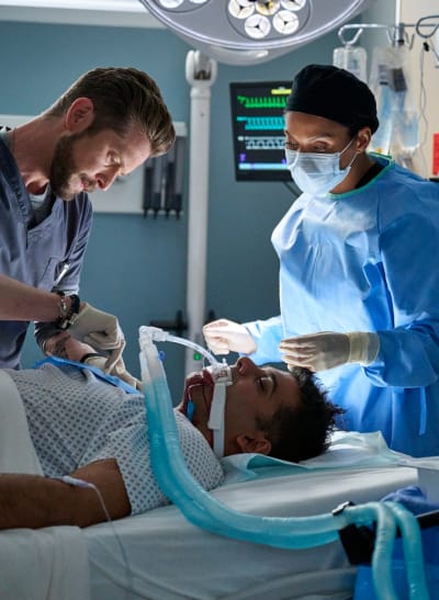 Billie opère le patient de Conrad -tall - The Resident Saison 6 Episode 5