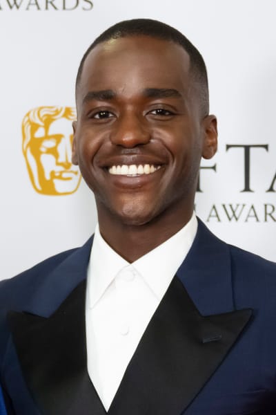 Ncuti Gatwa pose pour une photo dans la salle des gagnants lors des BAFTA Cymru Awards 2022 