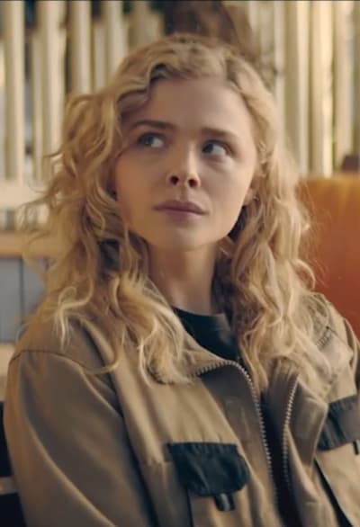 Flynne dans un Home Movie Sim - The Peripheral Saison 1 Episode 4