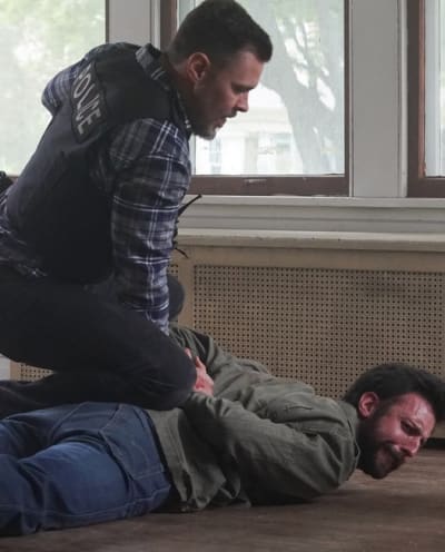 Subduing a Perp -tall - Chicago PD Saison 10 Episode 8