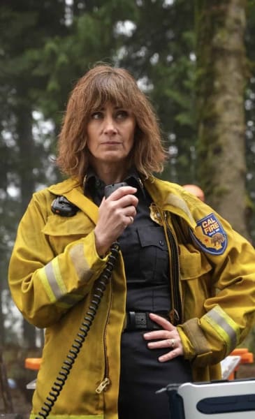 Fire Country - Sharon regarde Vince