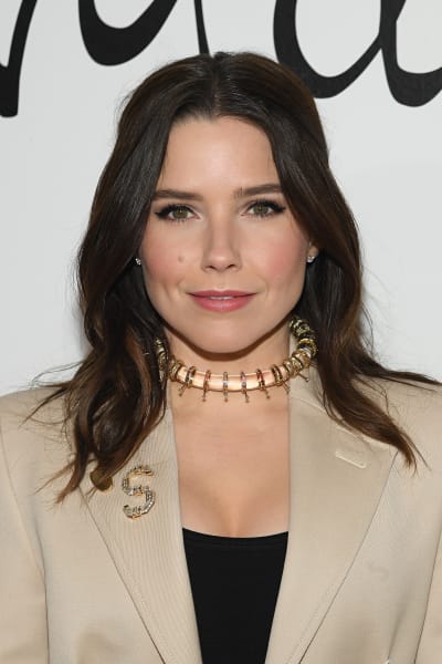 Sophia Bush pose à l'événement