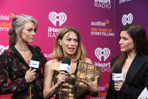 Le créateur de One Tree Hill Cast Claim a menacé son emploi à cause de Maxim Shoot