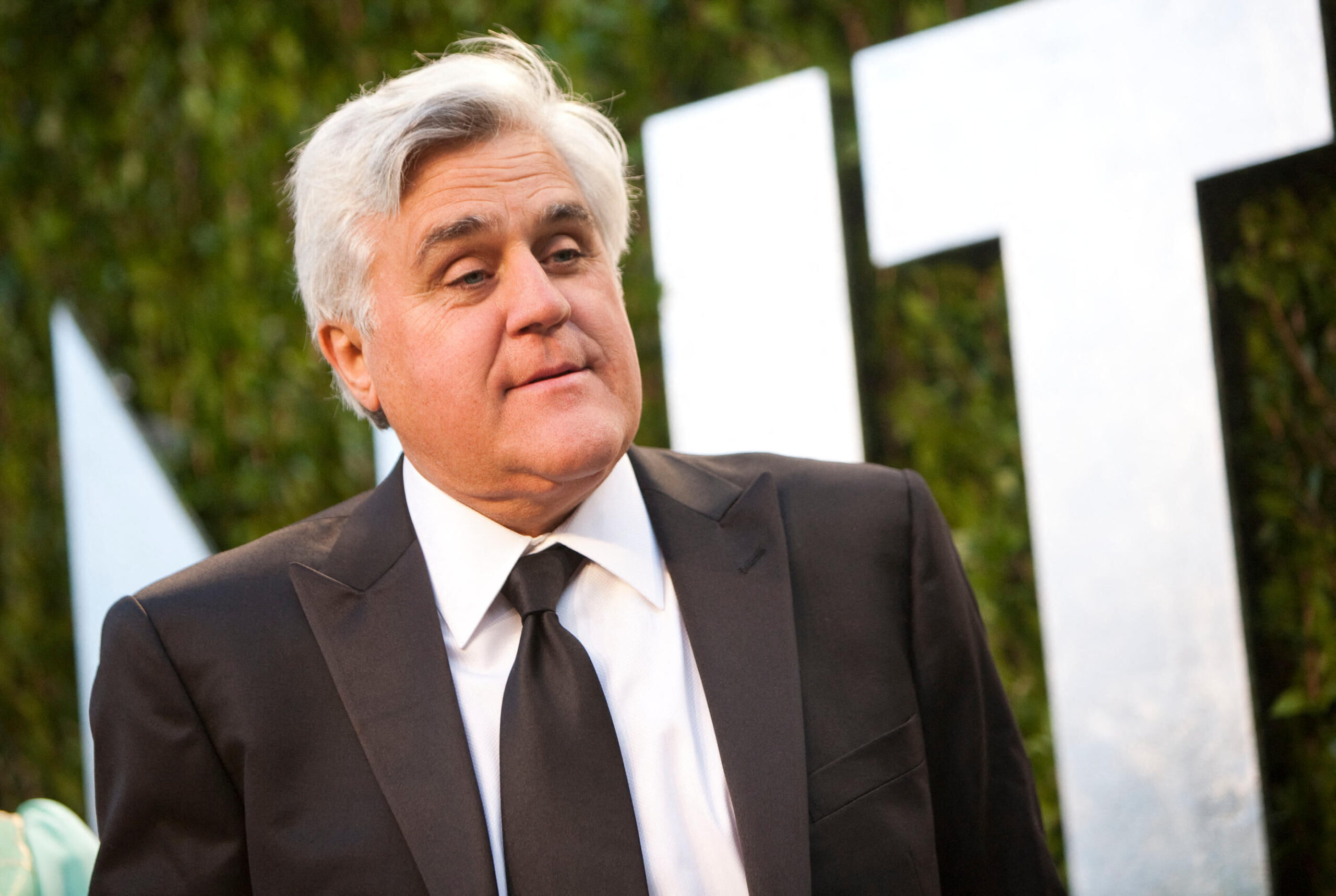 Jay Leno hospitalisé pour de graves brûlures après que sa voiture a pris feu