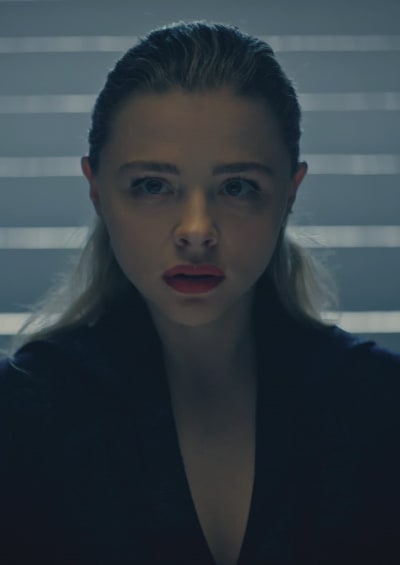 Flynne Confronting Guards - The Peripheral Saison 1 Episode 8