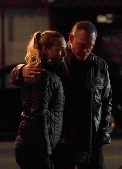 Voight réconforte Hailey -tall - Chicago PD Saison 10 Episode 9