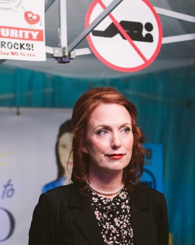 Christine at Her No-Sex Booth - Astrid & Lilly Save the World Saison 1 Episode 7