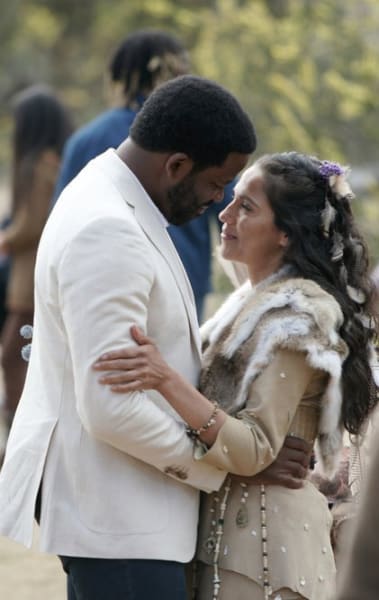 The Bride & Groom - La Brea Saison 2 Episode 11