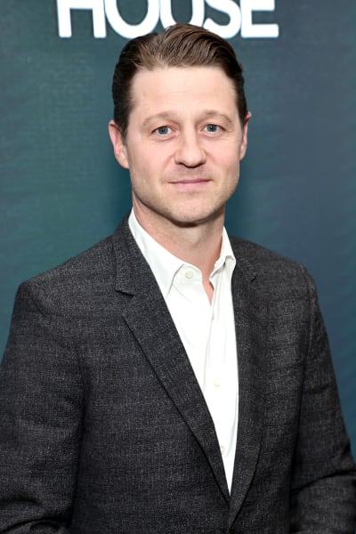 Ben McKenzie assiste 