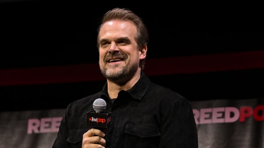 David Harbour parle sur scène lors de VIOLENT NIGHT présenté par Universal Pictures lors du New York Comic Con 