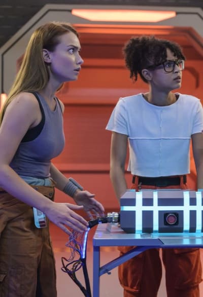 Eva et Alicia Working - The Ark Saison 1 Episode 8