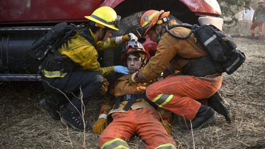Regardez Fire Country Saison 1, Episode 19: Watch Your Step – Nouvelles relations, lutte contre les incendies privés et réactions émotionnelles.