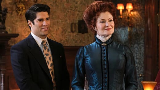 Ghosts Saison 2 Épisode 20 : Stéphanie, la méchante du bal
