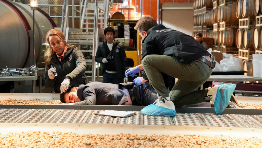 CSI: Vegas S02E20 Résumé & Analyse – Meurtre d’un présentateur météo, rivalités entre collègues de la chaîne de télévision, et la décision de Maxine.