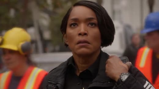 La finale de 9-1-1 : Le 118 en danger | Regardez l’extrait exclusif maintenant