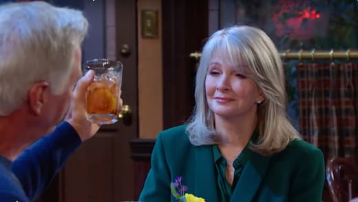 antage l’accent sur son passé tumultueux. Découvrez le résumé complet de la journée spéciale de Marlena ici.Hommage à Marlena : flashbacks et conversations avec John – Résumé complet