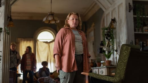 Découvrez la dynamique entre Donna et Boyd dans la saison 2 de FROM avec Elizabeth Saunders.