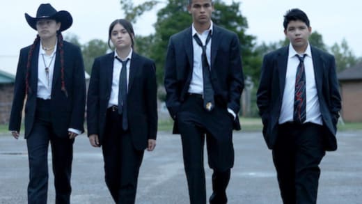 Actualités télévisées : Reservation Dogs saison 3, documentaire sur Elvis, thriller comique, marathon Yellowstone, émission spéciale sur CNN.