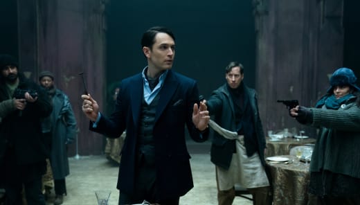 Découvrez les premières photos de John Wick: The Continental, la préquelle tant attendue de la saga.