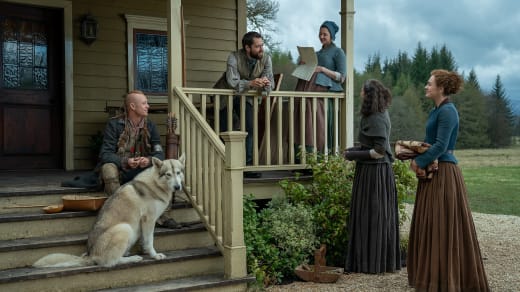 Outlander S07E02 : Sacrifices, guerre d’indépendance et voyages à travers les pierres. Découvrez les nouvelles aventures de la famille Fraser.
