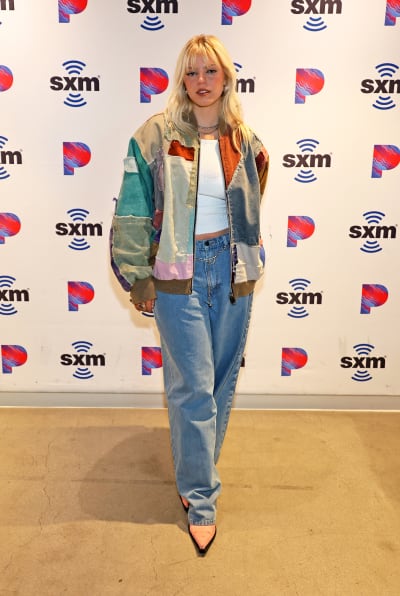 Reneé Rapp visite les studios SiriusXM LA pour chanter