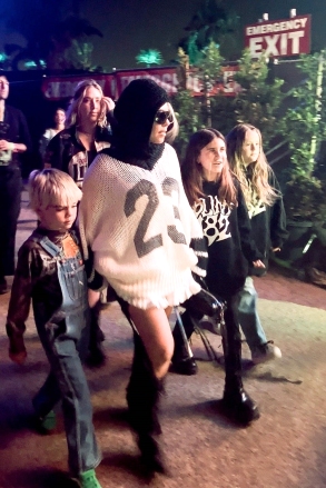 *EXCLUSIF* Indio, CA - Du temps en famille à Coachella !  Kourtney Kardashian et ses adorables enfants repérés dans la foule, attendant avec impatience de voir son mari Travis Barker monter sur scène.  Photo : Kourtney Kardashian BACKGRID USA 23 AVRIL 2023 BYLINE DOIT LIRE : Shotbyjuliann / BACKGRID USA : +1 310 798 9111 / usasales@backgrid.com UK : +44 208 344 2007 / uksales@backgrid.com *Clients britanniques - Images contenant des enfants, veuillez Pixéliser le visage avant la publication*