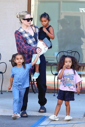 Los Angeles, CA - *EXCLUSIF* - On dirait que Khloe Kardashian soutient toujours le merch Adidas de Kanye alors que nous la voyons emmener sa fille True Thompson à un cours de karaté portant une paire noire de diapositives Yeezy.  Khloe est également de garde tante pour s'occuper de ses nièces Chicago West et Dream Kardashian.  Sur la photo : Khloe Kardashian, True Thompson BACKGRID USA 1 JUIN 2022 USA : +1 310 798 9111 / usasales@backgrid.com UK : +44 208 344 2007 / uksales@backgrid.com *Clients britanniques - Images contenant des enfants Veuillez pixeliser le visage avant Publication*