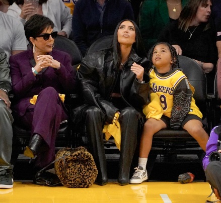 **UTILISEZ DES IMAGES PIXELÉES POUR ENFANTS SI VOTRE TERRITOIRE L'EXIGE** Kim Kardashian et Saint West au match Los Angeles Lakers VS Memphis Grizzlies à Crypto.com Arena à Los Angeles, CA Photo : Kris Jenner,Kim Kardashian,Saint West Ref : SPL5539971 240423 Photo NON EXCLUSIVE par : London Entertainment / SplashNews.com Splash News and Pictures USA : +1 310-525-5808 Londres : +44 (0)20 8126 1009 Berlin : +49 175 3764 166 photodesk@splashnews.com Droits mondiaux