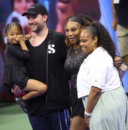 Serena Williams des États-Unis avec son mari Alexis Ohanian, leur fille Olympia Ohanian, sa sœur Isha Price lors d'une cérémonie célébrant sa carrière après sa victoire au premier tour lors de la première journée de l'US Open 2022, 4e tournoi de tennis du Grand Chelem de la saison le 29 août , 2022 at USTA National Tennis Center in New York, United States - Photo Jean Catuffe / DPPI TENNIS - US OPEN 2022 - WEEK 1, , New York, Etats-Unis - 30 août 2022