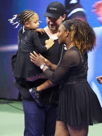 Serena Williams des États-Unis avec son mari Alexis Ohanian et leur fille Olympia Ohanian lors d'une cérémonie célébrant sa carrière après sa victoire au premier tour lors de la première journée de l'US Open 2022, 4e tournoi de tennis du Grand Chelem de la saison le 29 août 2022 à l'USTA National Tennis Center in New York, United States - Photo Jean Catuffe / DPPI TENNIS - US OPEN 2022 - WEEK 1, , New York, Etats-Unis - 30 août 2022