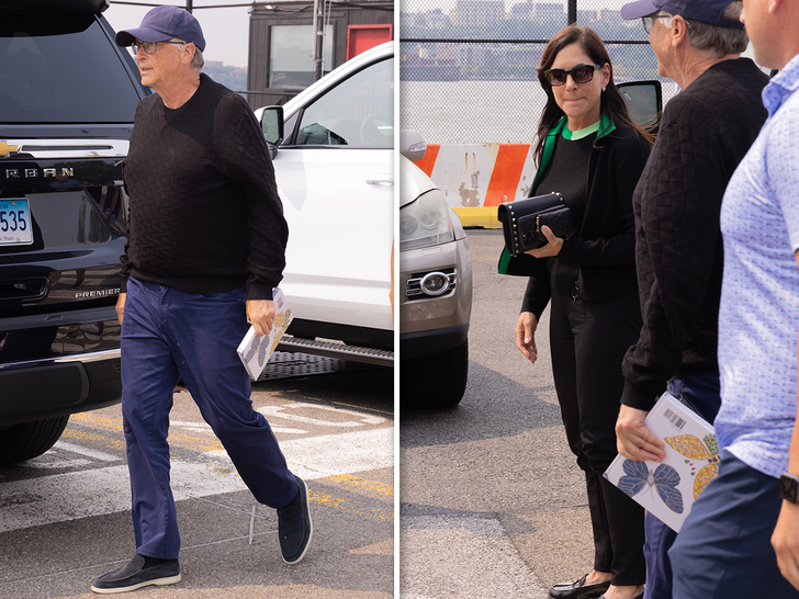 Bill Gates n’est pas fiancé à sa petite amie Paula Hurd malgré des photos portant une bague