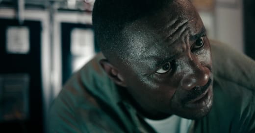 Suspense intense dans Hijack : Crise aérienne et vie en péril