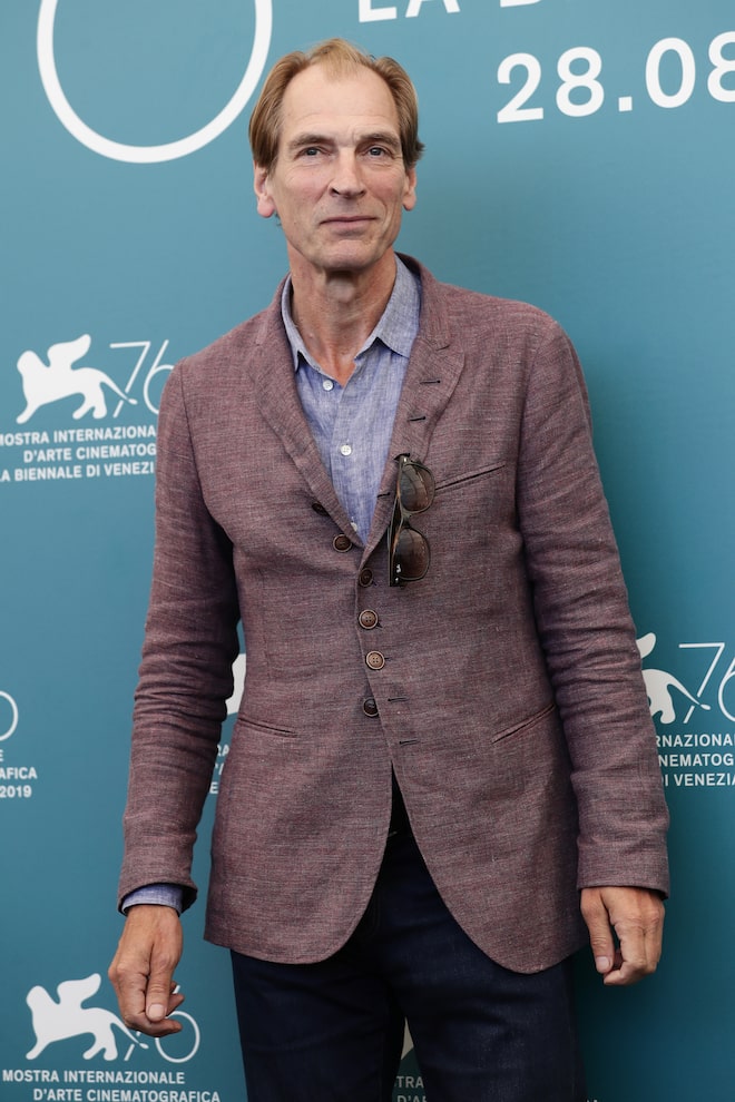 Détails du certificat de décès de Julian Sands : cause indéterminée, conditions météorologiques extrêmes, héritage artistique.