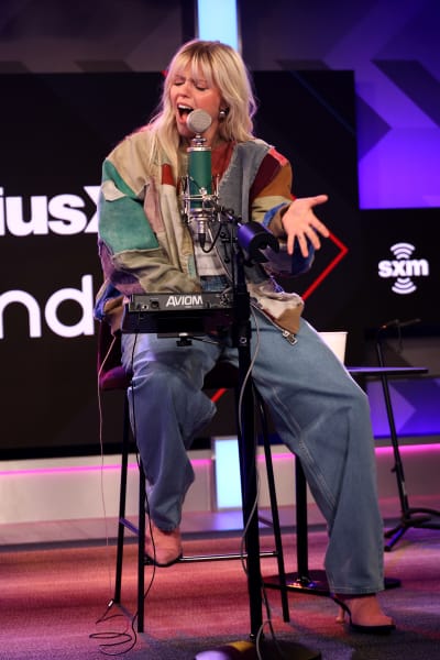 Renée Rapp visite les studios SiriusXM LA
